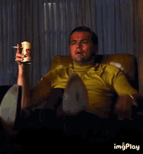 leo dicaprio gif pointing